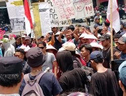 Ratusan Petani Pundenrejo Pati Demo Kantor Bupati Pati