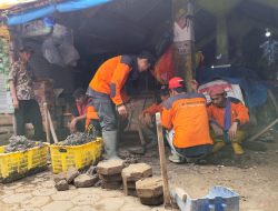 Atasi Banjir di Pasar Rembang, Pemkab dan Pedagang Jebol Cor Selokan