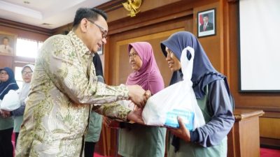 Pemkab Pati Salurkan Bingkisan Lebaran Untuk Petugas Kebersihan