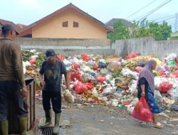 Sebulan Tak Diangkut, Tumpukan Sampah di Pasar Lasem Dikeluhkan Warga dan Pedagang