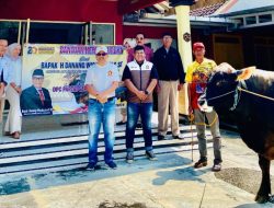 Anggota DPR RI Danang Wicaksana Salurkan Sapi Kurban untuk Warga Desa Medalem Blora