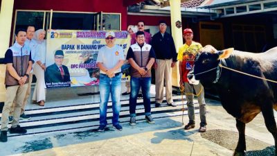 Anggota DPR RI Danang Wicaksana Salurkan Sapi Kurban untuk Warga Desa Medalem Blora