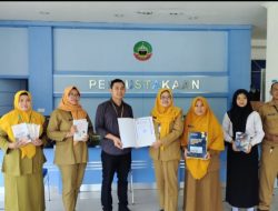 Tingkatkan Literasi Demokrasi, Bawaslu Blora Hibahkan Buku Kepemiluan ke DPK