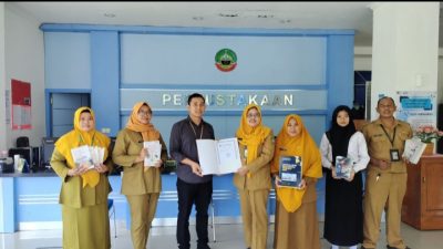 Tingkatkan Literasi Demokrasi, Bawaslu Blora Hibahkan Buku Kepemiluan ke DPK