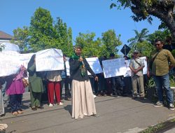 Puluhan Petani Pesaren Geruduk PN Kendal, Tolak Eksekusi Lahan yang Diklaim PT Sukarli