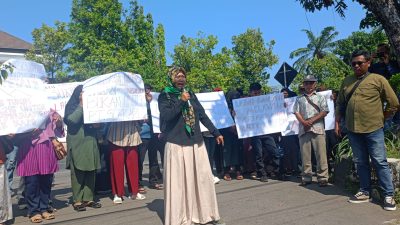 Puluhan Petani Pesaren Geruduk PN Kendal, Tolak Eksekusi Lahan yang Diklaim PT Sukarli