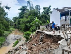 Akses Utama Putus, Tanggul Perumahan di Margorejo Ambrol Usai Hujan Deras