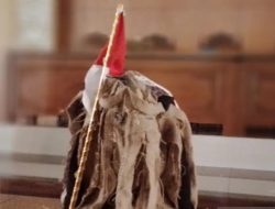 Aktivis Gelar Aksi Jalan Kaki Miring Kritik Kunker DPRD Blora