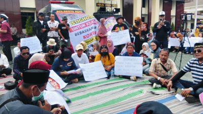 Botok dan Teguh Jalani Sidang Perdana Kasus Pemblokiran Jalan, AMPB Lakukan Aksi Damai