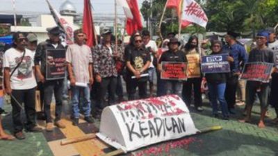 Bawa Keranda “Matinya Keadilan”, AMPB Kawal Sidang Botok–Teguh