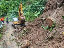 Longsor Tutup Jalan Menawan–Rahtawu, Akses Mulai Dibuka Bertahap