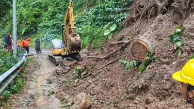 Longsor Tutup Jalan Menawan–Rahtawu, Akses Mulai Dibuka Bertahap