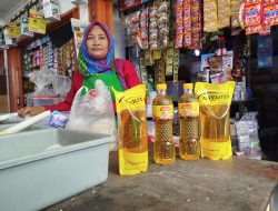 Permintaan Tinggi, Minyak Goreng di Pasar Sidomakmur Blora Langka