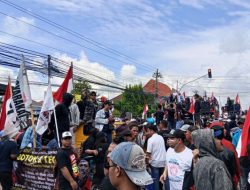 Ribuan Massa Kawal Sidang Vonis Botok dan Teguh, Putri Gus Dur hingga Ketua BEM UGM Turut Hadir