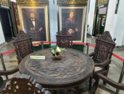 Kisah di Balik Meja Kartini: Tradisi Teh Sore dan Nilai Keluarga