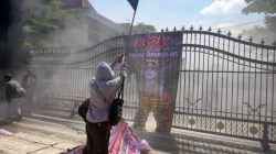 Aksi Hari Anti Tambang di Pati Memanas, Massa Bakar Spanduk Bergambar Kapolresta