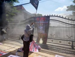 Aksi Hari Anti Tambang di Pati Memanas, Massa Bakar Spanduk Bergambar Kapolresta
