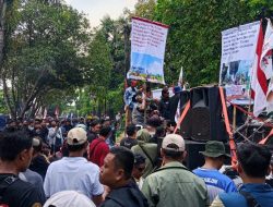 Massa Kepung Polresta Pati, Soroti Kasus Pembunuhan hingga Dugaan Kiai Cabul